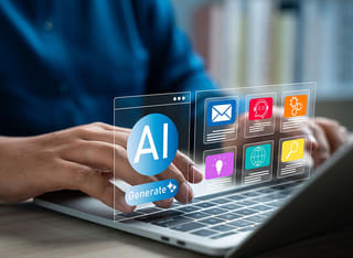 Investisseur novice en cryptomonnaies étudiant les fondamentaux du trading automatisé via l'intelligence artificielle