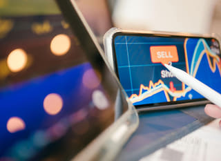 Analyste de marchés multiples étudiant Bitcoin, Ethereum et les options sur devises