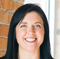 Portrait de Sophie Hartwell, gestionnaire du support client, au sein de l'équipe de service